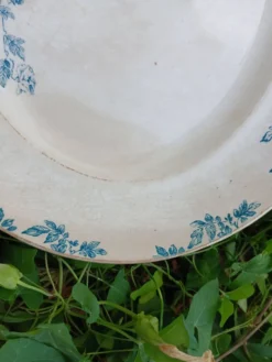 Plat ancien en terre de fer Creil et Montereau