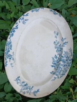 Plat ancien en terre de fer Creil et Montereau