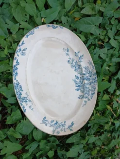 Plat ancien en terre de fer Creil et Montereau