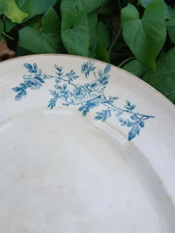 Plat ancien en terre de fer Creil et Montereau