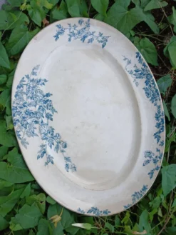 Plat ancien en terre de fer Creil et Montereau