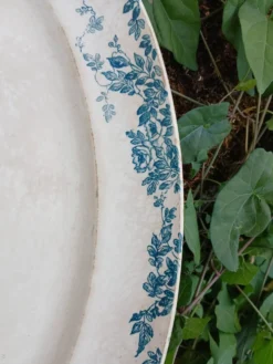 Plat ancien en terre de fer Creil et Montereau