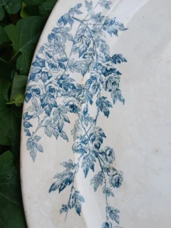Plat ancien en terre de fer Creil et Montereau