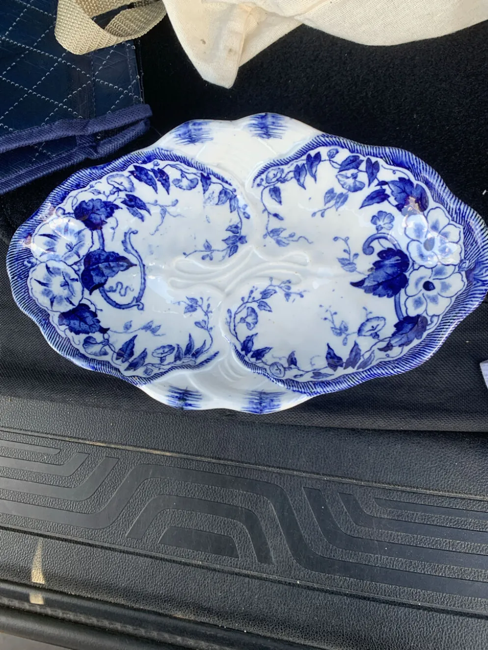 Plat ancien faïence creil et montereau — modèle flora bleu (fin xixe)