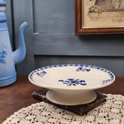 Plat ancien sur pied – décor floral bleu – St Amandinoise