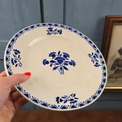 Plat ancien sur pied – décor floral bleu – St Amandinoise