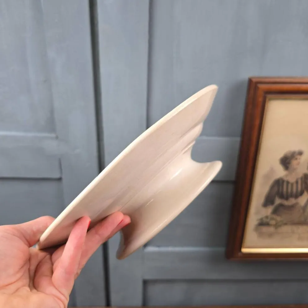 Plat ancien sur pied – décor floral bleu – St Amandinoise