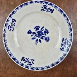 Plat ancien sur pied – décor floral bleu – St Amandinoise
