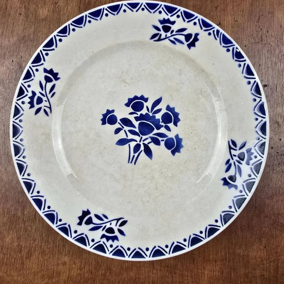 Plat ancien sur pied – décor floral bleu – St Amandinoise