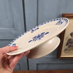 Plat ancien sur pied – décor floral bleu – St Amandinoise