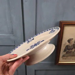 Plat ancien sur pied – décor floral bleu – St Amandinoise