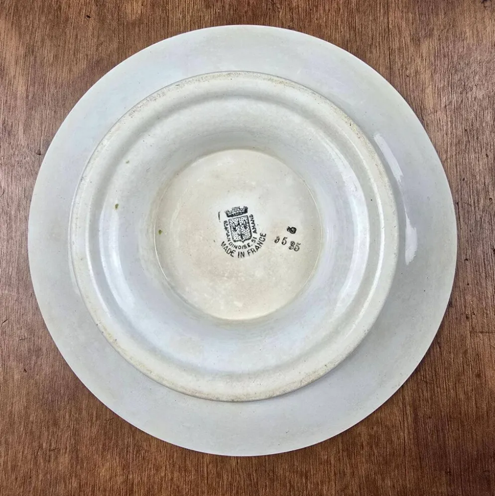 Plat ancien sur pied – décor floral bleu – St Amandinoise