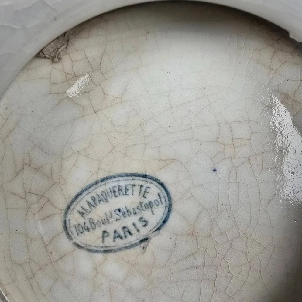 Plat ancien sur pied décor sépia bucolique, À la Pâquerette Paris