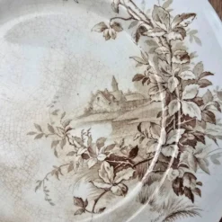 Plat ancien sur pied décor sépia bucolique, À la Pâquerette Paris