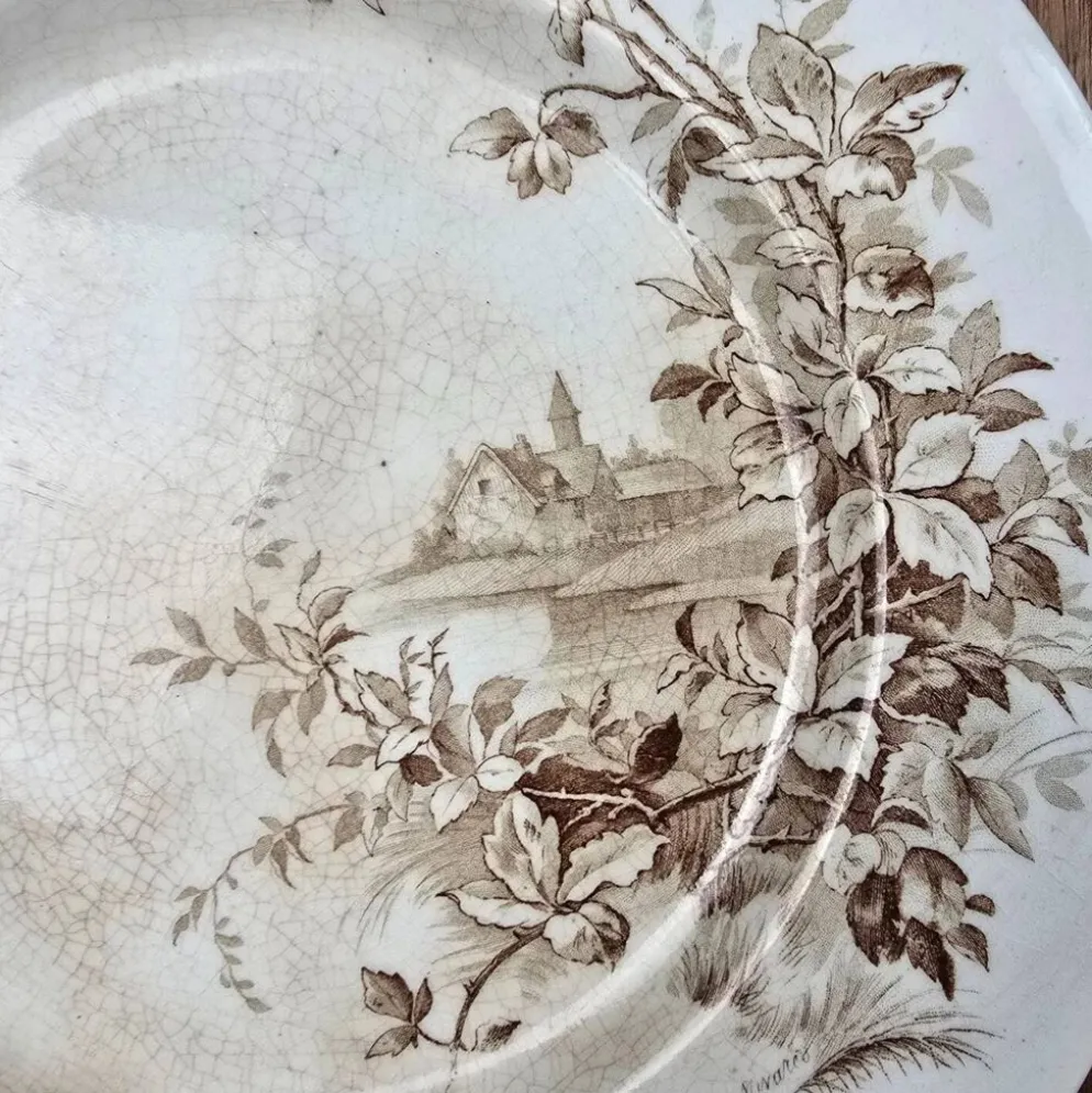 Plat ancien sur pied décor sépia bucolique, À la Pâquerette Paris
