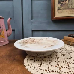 Plat ancien sur pied décor sépia bucolique, À la Pâquerette Paris