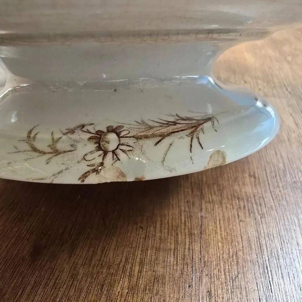Plat ancien sur pied décor sépia bucolique, À la Pâquerette Paris