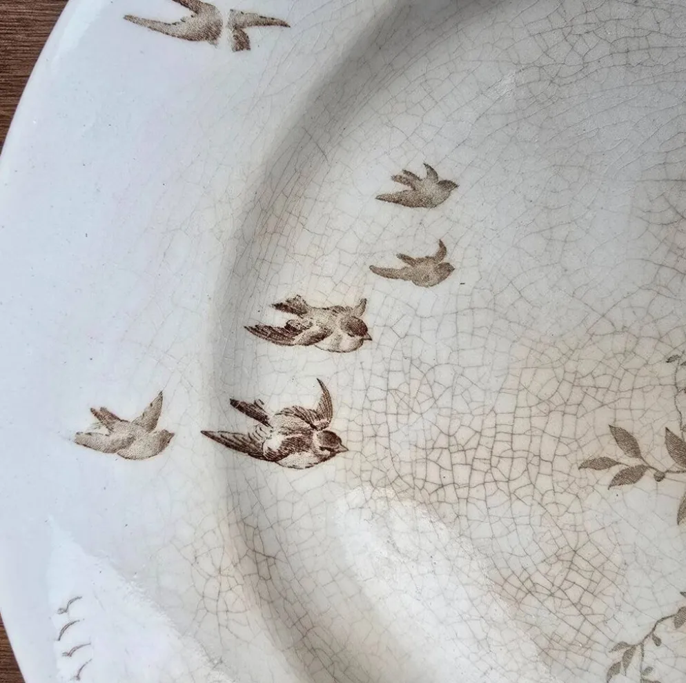 Plat ancien sur pied décor sépia bucolique, À la Pâquerette Paris