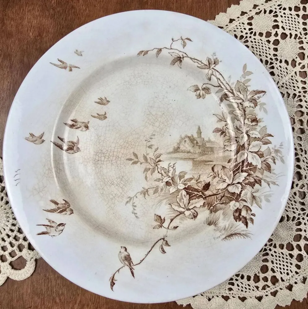 Plat ancien sur pied décor sépia bucolique, À la Pâquerette Paris