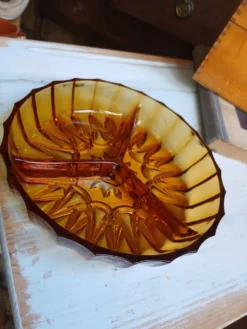 Plat apéritif vintage en verre ambré