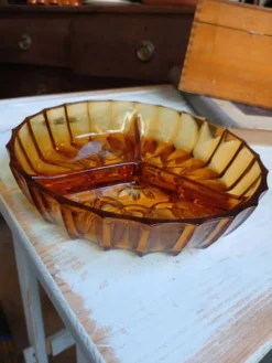 Plat apéritif vintage en verre ambré