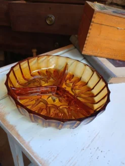 Plat apéritif vintage en verre ambré