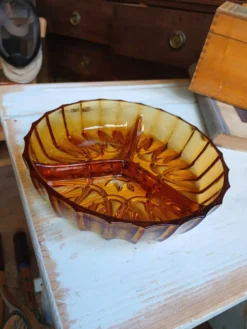 Plat apéritif vintage en verre ambré