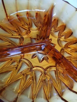 Plat apéritif vintage en verre ambré