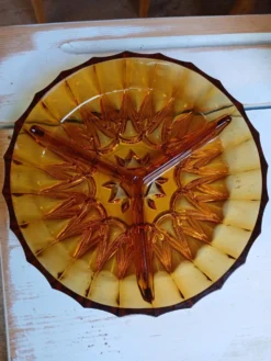 Plat apéritif vintage en verre ambré