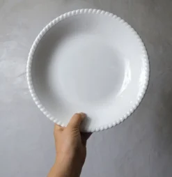 plat blanc crème en faïence