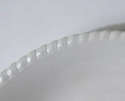 plat blanc crème en faïence