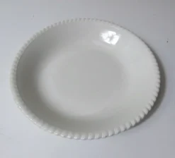 plat blanc crème en faïence