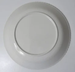 plat blanc crème en faïence