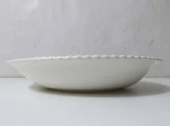 plat blanc crème en faïence
