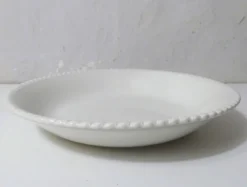 plat blanc crème en faïence