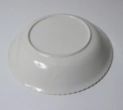 plat blanc crème en faïence