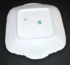 Plat carré en porcelaine Sarreguemines modèle Minton 215, décor japonisant