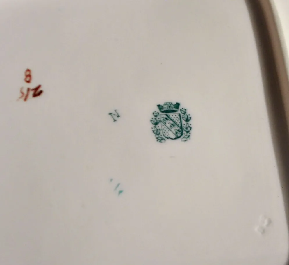 Plat carré en porcelaine Sarreguemines modèle Minton 215, décor japonisant