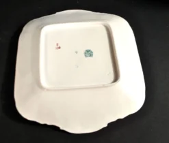 Plat carré en porcelaine Sarreguemines modèle Minton 215, décor japonisant
