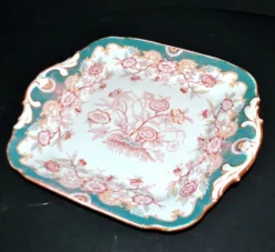Plat carré en porcelaine Sarreguemines modèle Minton 215, décor japonisant