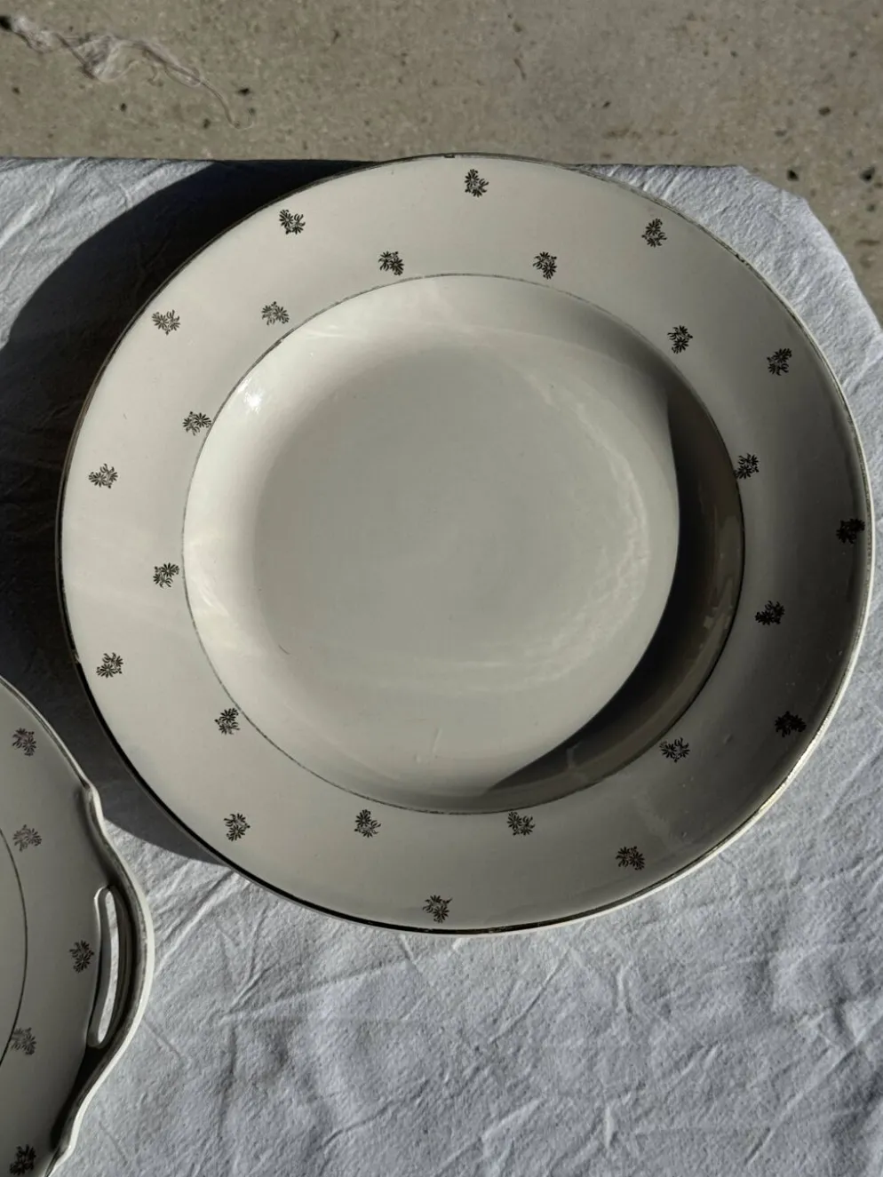 Plat circulaire modèle Nico doré Digoin Sarreguemines D30,5