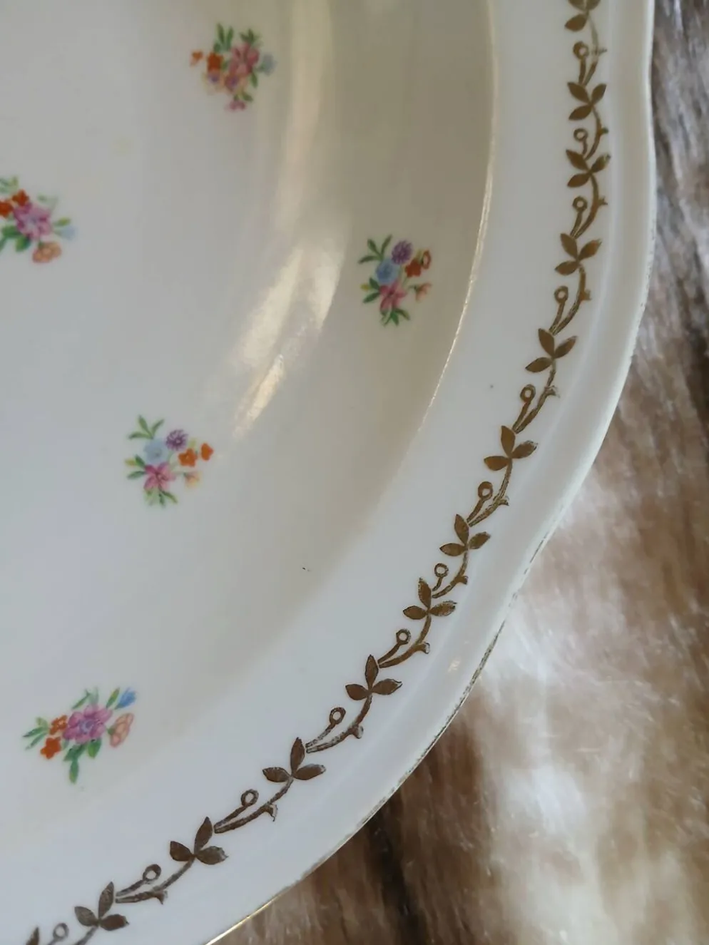 Plat creux ancien en porcelaine