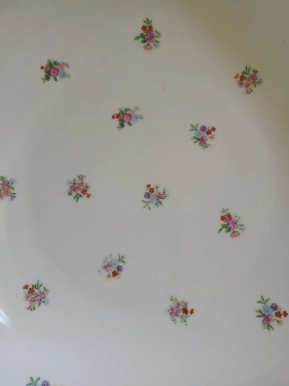 Plat creux ancien en porcelaine
