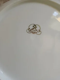 Plat creux ancien en porcelaine