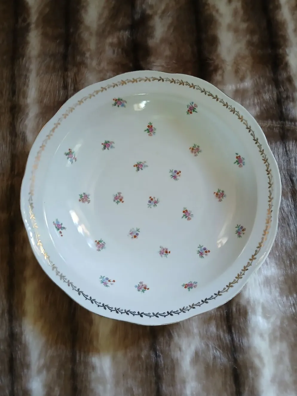 Plat creux ancien en porcelaine