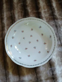Plat creux ancien en porcelaine