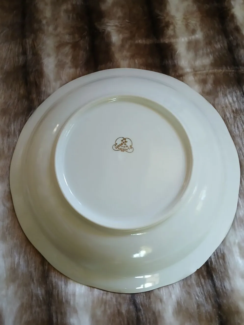 Plat creux ancien en porcelaine