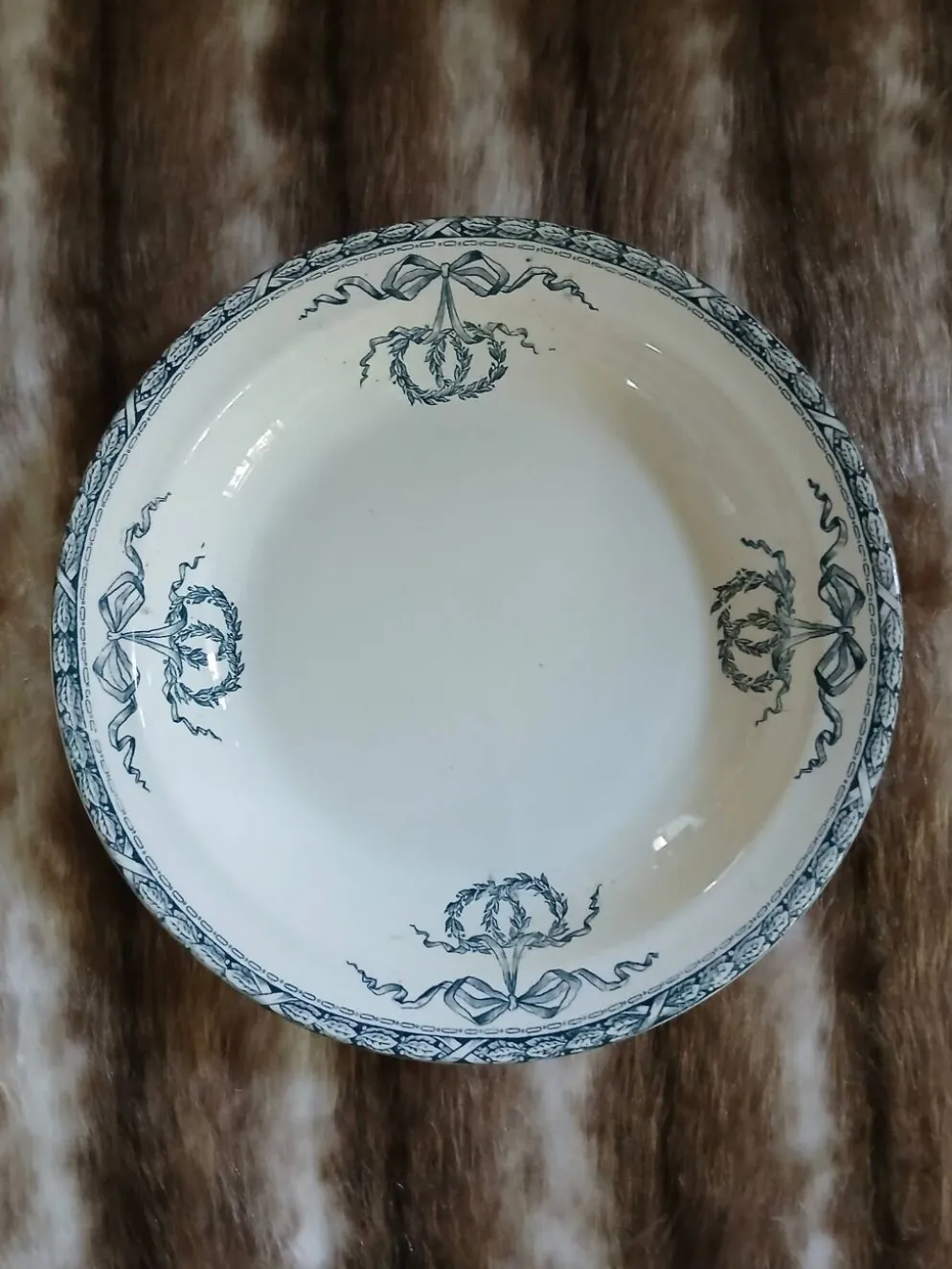 Plat creux ancien en terre de fer Salins