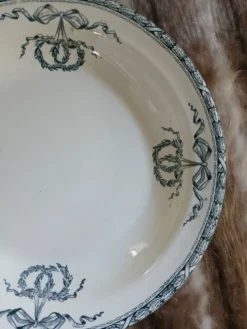 Plat creux ancien en terre de fer Salins