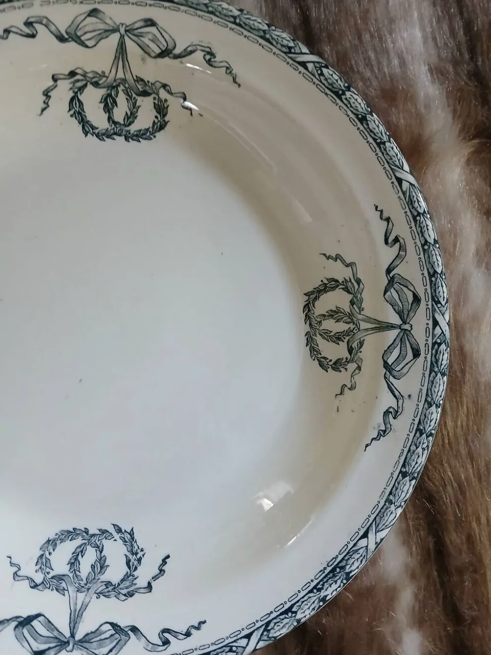 Plat creux ancien en terre de fer Salins